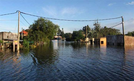 Al menos 500 personas evacuados por inundaciones en Uruguay    